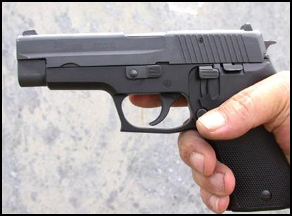 Ils trouvent un pistolet dans le landau