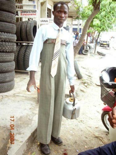 T'as le look coco ! Je ne sais pas si c'est la cravatte ou la ceinture qui dérange le plus !