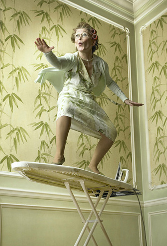 Mamie imitant son petit fils sur les vagues !