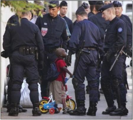 Mon petit tu es cerné, descend de ton tricycle et présente nous tes papiers !