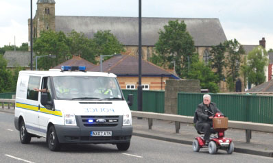 La police se fait semer par un fauteuil roulant !