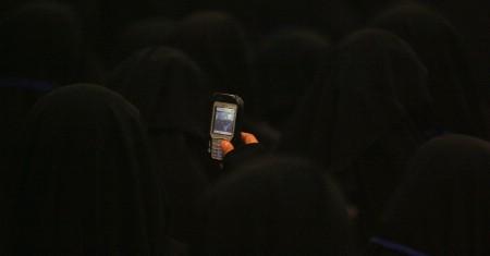 Opéré à la lueur de téléphones portables 