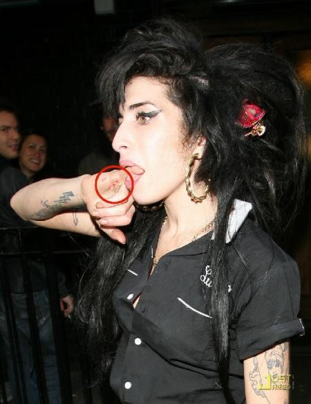 Amy Winehouse frappe, frappe et frappe encore !