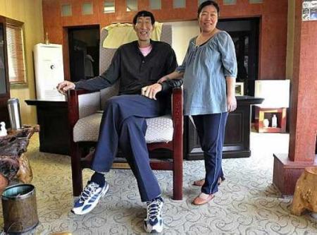 L'homme le plus grand du monde est papa !
