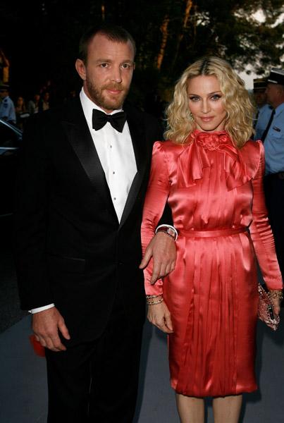 Guy était obligé par contrat de coucher avec Madonna !